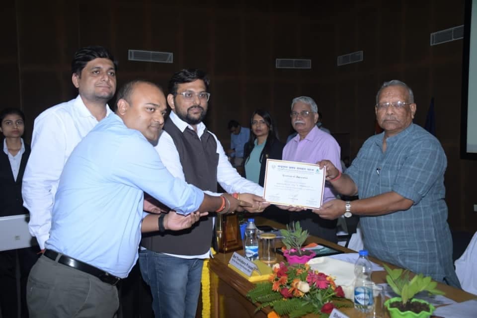 Dr. Niraj jha and Mr. Santosh singh recieving the award from ministary of health